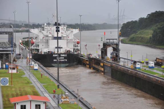 Cargueiro chega ao Oceano Pacífico, após atravessar o Canal do Panamá, ao lado da capital do país, a Cidade do Panamá